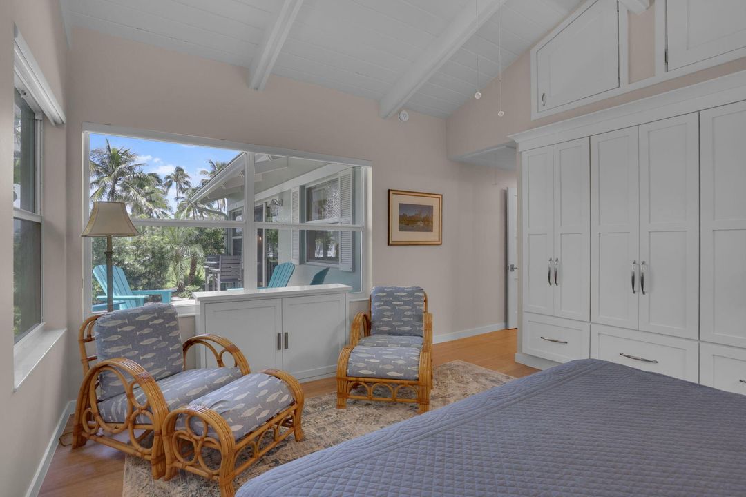 合同活跃: $15,000 (2 贝兹, 2 浴室, 1068 平方英尺)