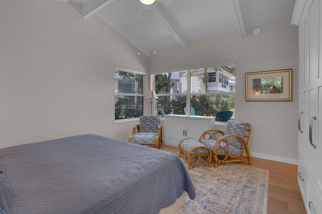 合同活跃: $15,000 (2 贝兹, 2 浴室, 1068 平方英尺)