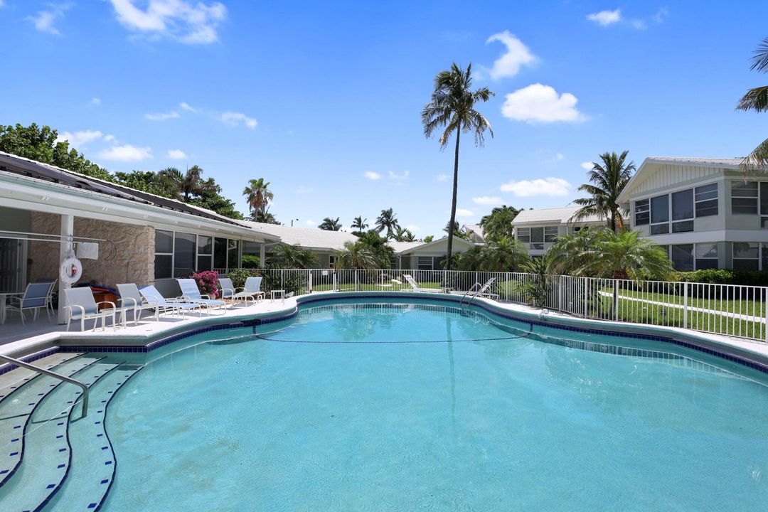 合同活跃: $15,000 (2 贝兹, 2 浴室, 1068 平方英尺)