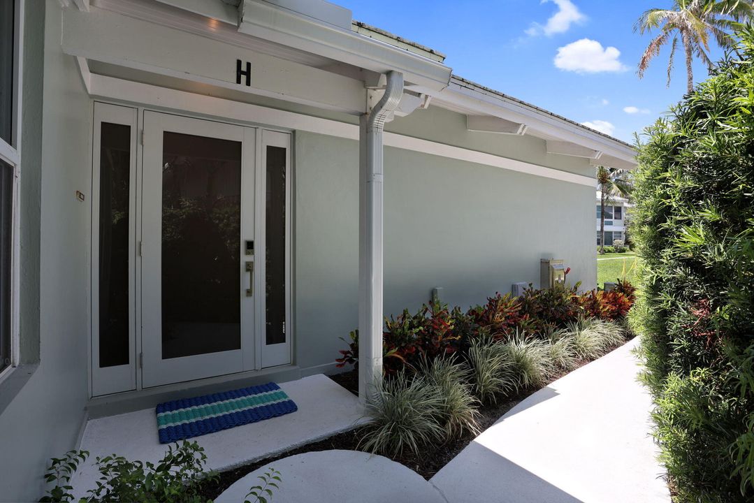 合同活跃: $15,000 (2 贝兹, 2 浴室, 1068 平方英尺)