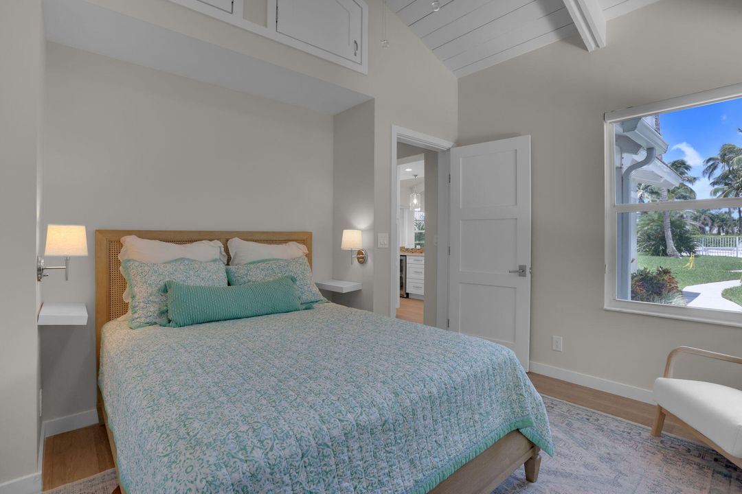 合同活跃: $15,000 (2 贝兹, 2 浴室, 1068 平方英尺)