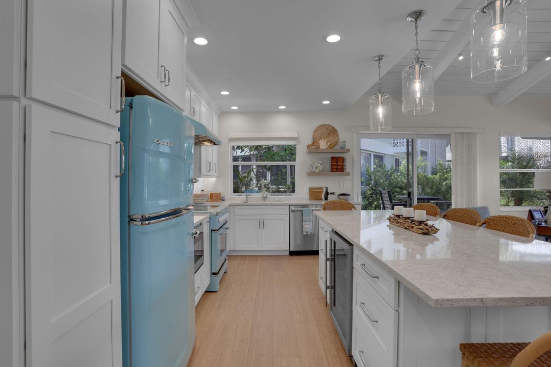 合同活跃: $15,000 (2 贝兹, 2 浴室, 1068 平方英尺)