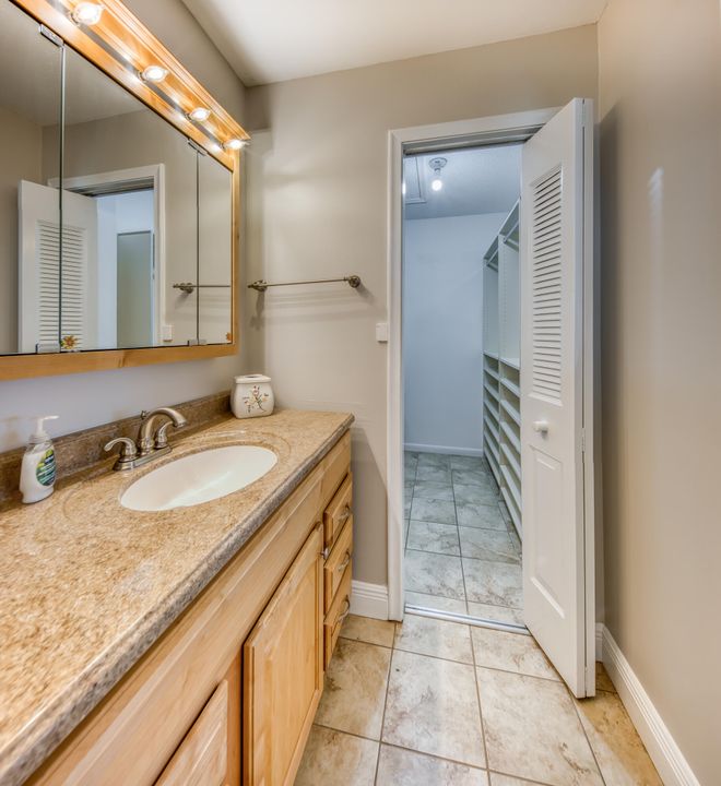 合同活跃: $169,000 (2 贝兹, 2 浴室, 1012 平方英尺)