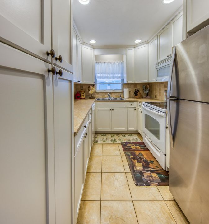 合同活跃: $169,000 (2 贝兹, 2 浴室, 1012 平方英尺)