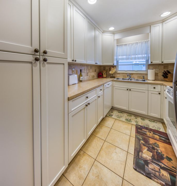 合同活跃: $169,000 (2 贝兹, 2 浴室, 1012 平方英尺)