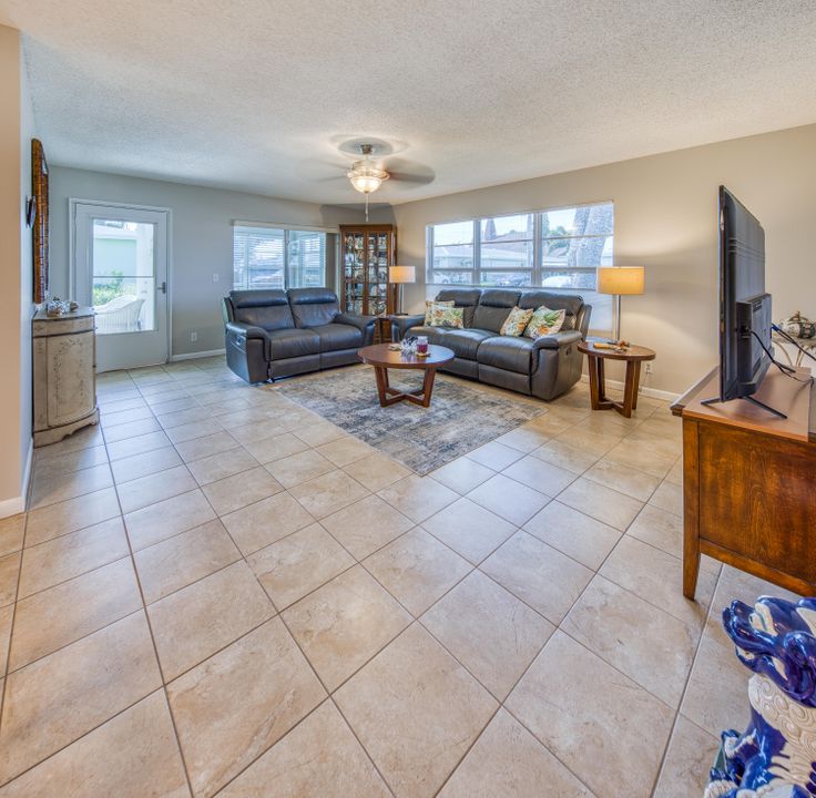 合同活跃: $169,000 (2 贝兹, 2 浴室, 1012 平方英尺)