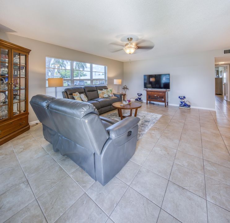 合同活跃: $169,000 (2 贝兹, 2 浴室, 1012 平方英尺)