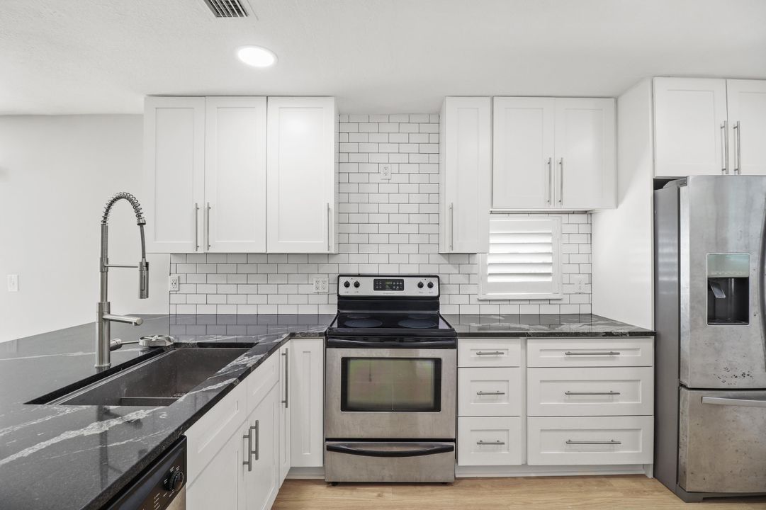 Active With Contract: $2,800 (3 beds, 2 baths, 1386 Square Feet)