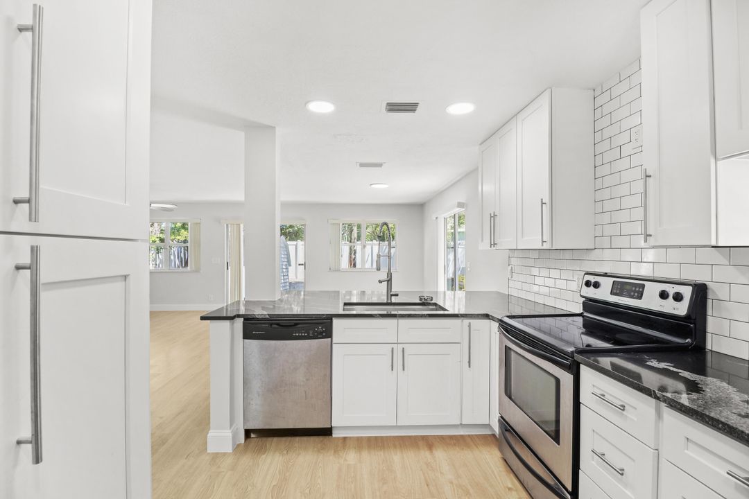 Active With Contract: $2,800 (3 beds, 2 baths, 1386 Square Feet)