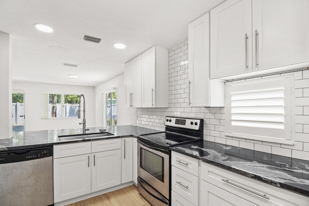 Active With Contract: $2,800 (3 beds, 2 baths, 1386 Square Feet)