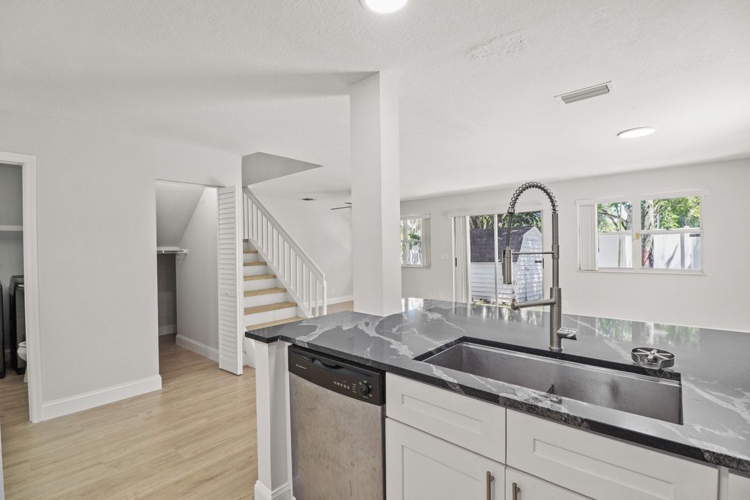 Active With Contract: $2,800 (3 beds, 2 baths, 1386 Square Feet)