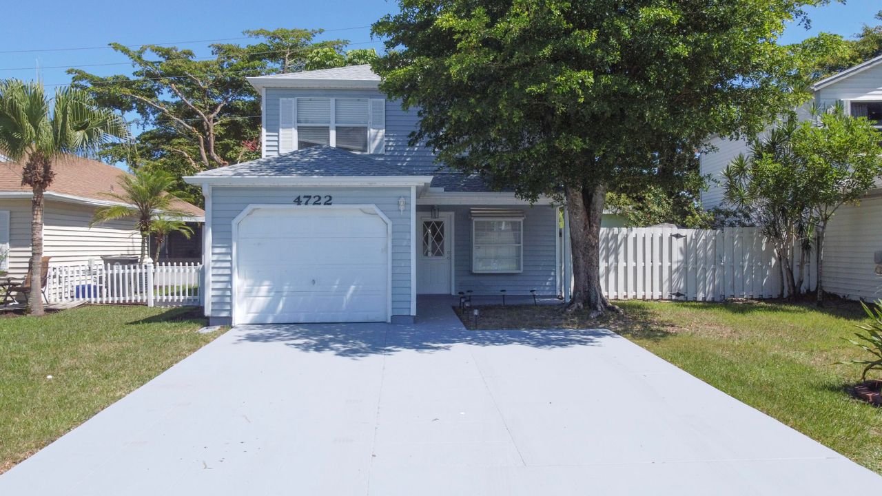 Active With Contract: $2,800 (3 beds, 2 baths, 1386 Square Feet)