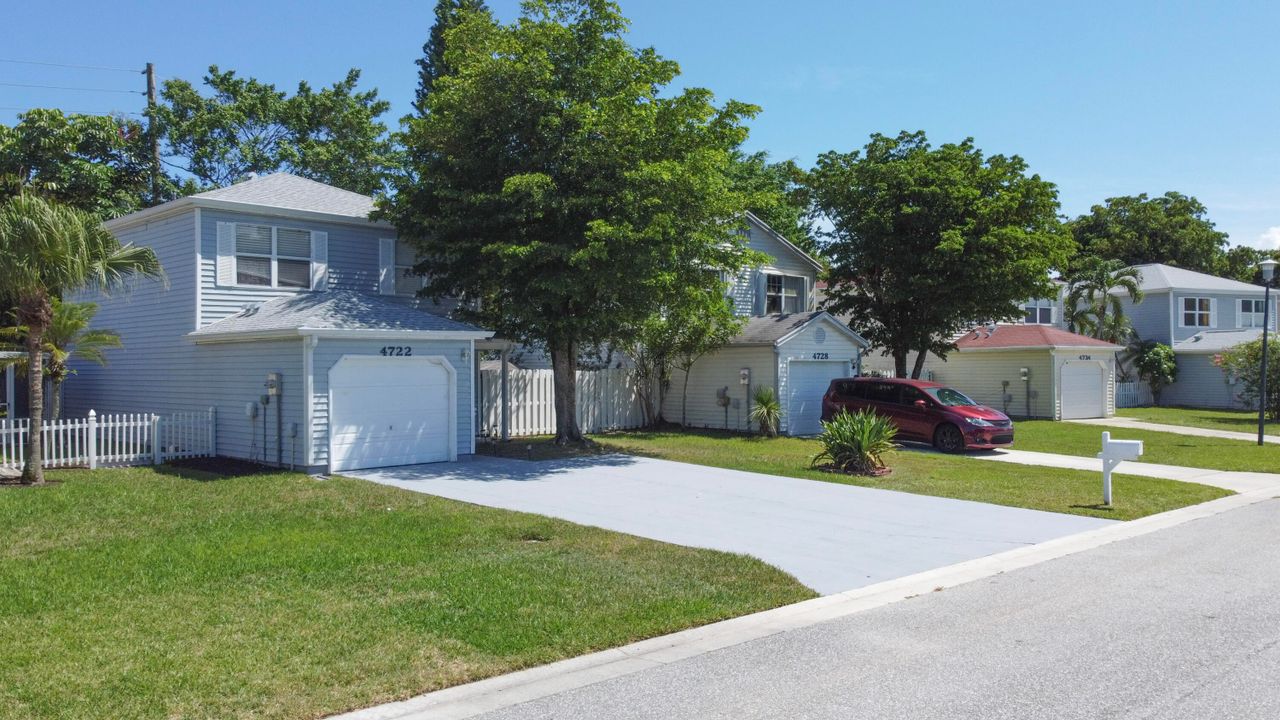 Active With Contract: $2,800 (3 beds, 2 baths, 1386 Square Feet)