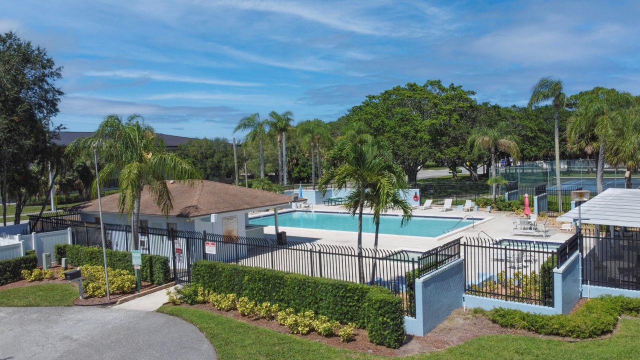 Active With Contract: $2,800 (3 beds, 2 baths, 1386 Square Feet)