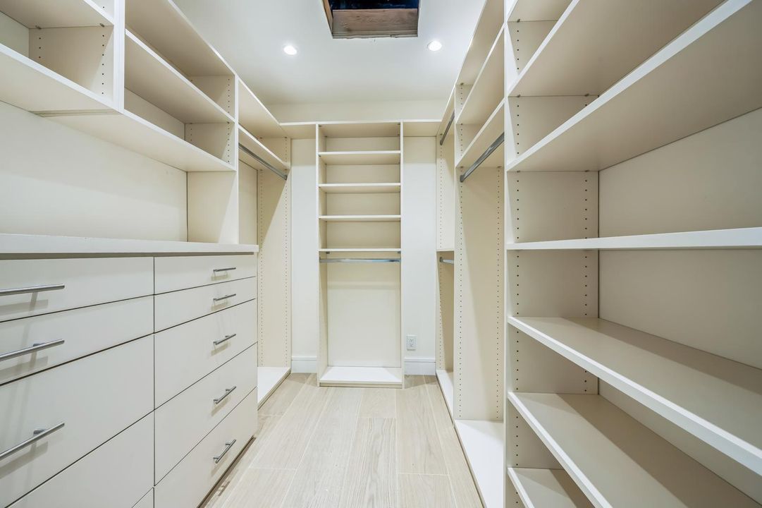 Active With Contract: $2,995,000 (6 beds, 5 baths, 3599 Square Feet)