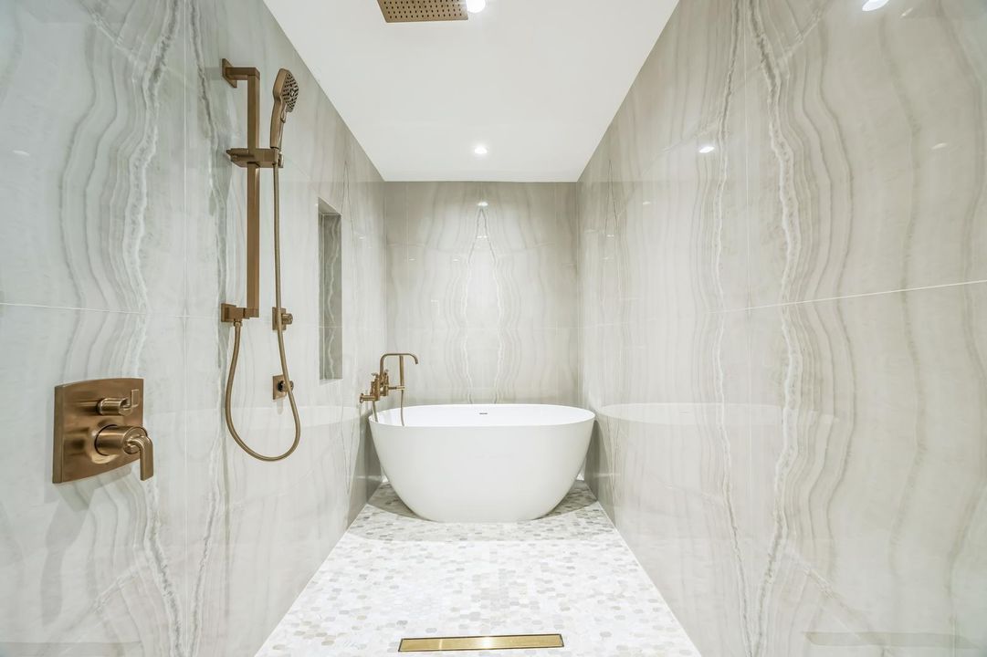 Active With Contract: $2,995,000 (6 beds, 5 baths, 3599 Square Feet)