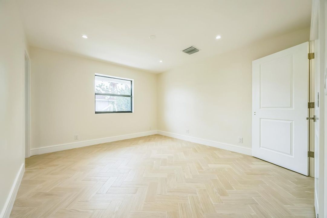 Active With Contract: $2,995,000 (6 beds, 5 baths, 3599 Square Feet)