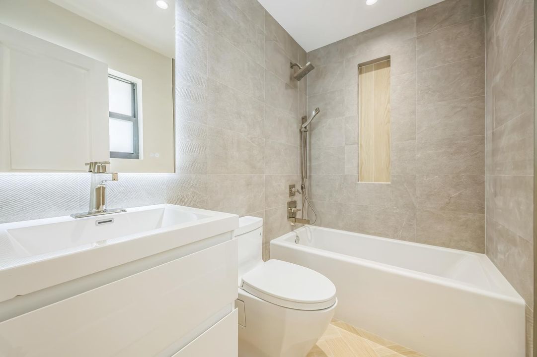 Active With Contract: $2,995,000 (6 beds, 5 baths, 3599 Square Feet)