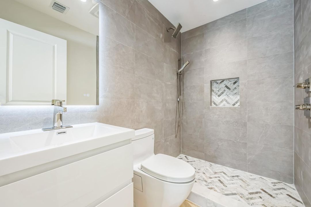 Active With Contract: $2,995,000 (6 beds, 5 baths, 3599 Square Feet)