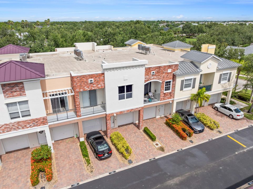 Active With Contract: $2,175 (2 beds, 2 baths, 1231 Square Feet)