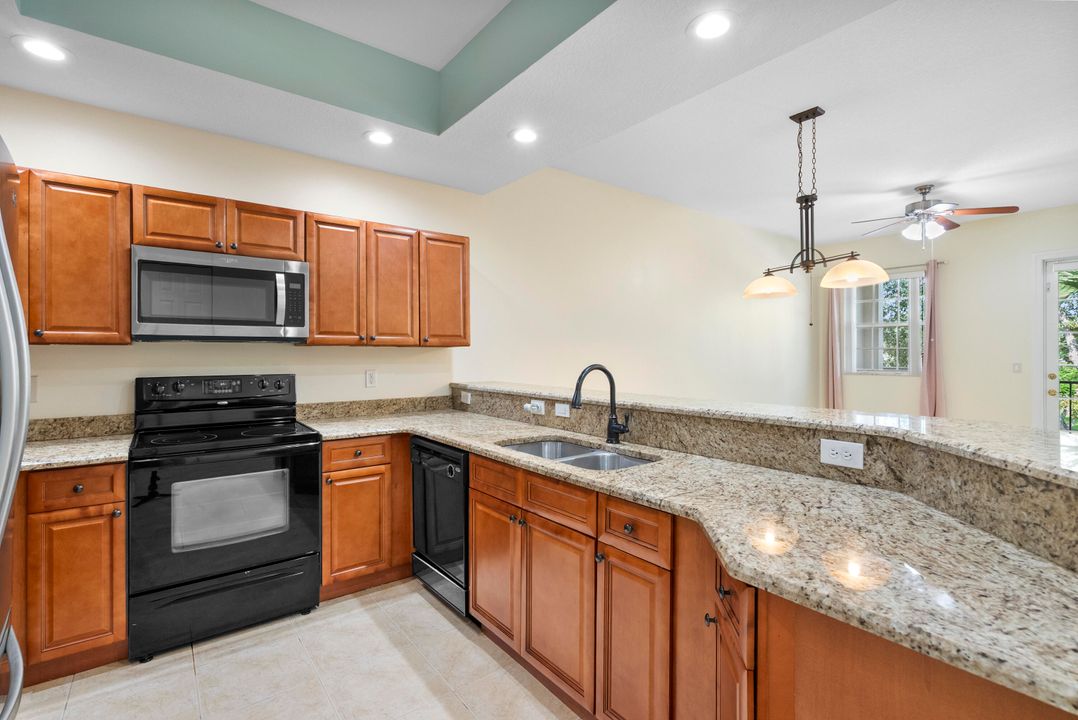 Active With Contract: $2,175 (2 beds, 2 baths, 1231 Square Feet)