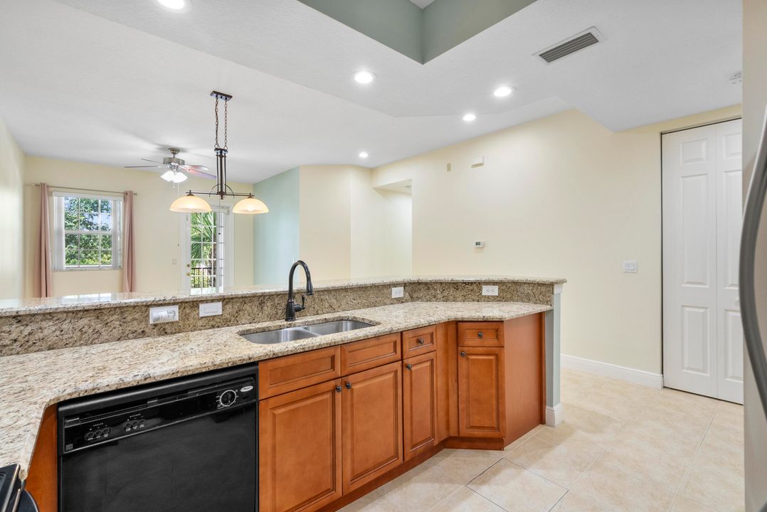 Active With Contract: $2,175 (2 beds, 2 baths, 1231 Square Feet)