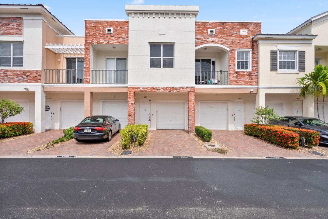 Active With Contract: $2,175 (2 beds, 2 baths, 1231 Square Feet)