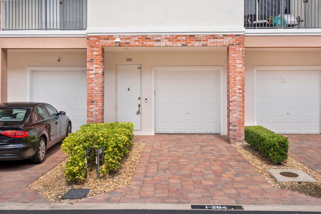 Active With Contract: $2,175 (2 beds, 2 baths, 1231 Square Feet)