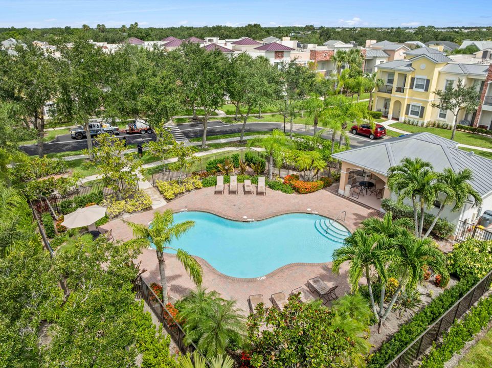 Active With Contract: $2,175 (2 beds, 2 baths, 1231 Square Feet)