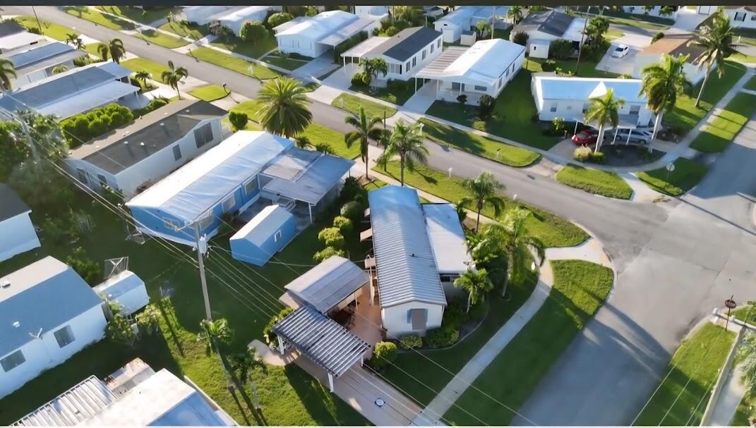 Active With Contract: $129,800 (2 beds, 1 baths, 728 Square Feet)