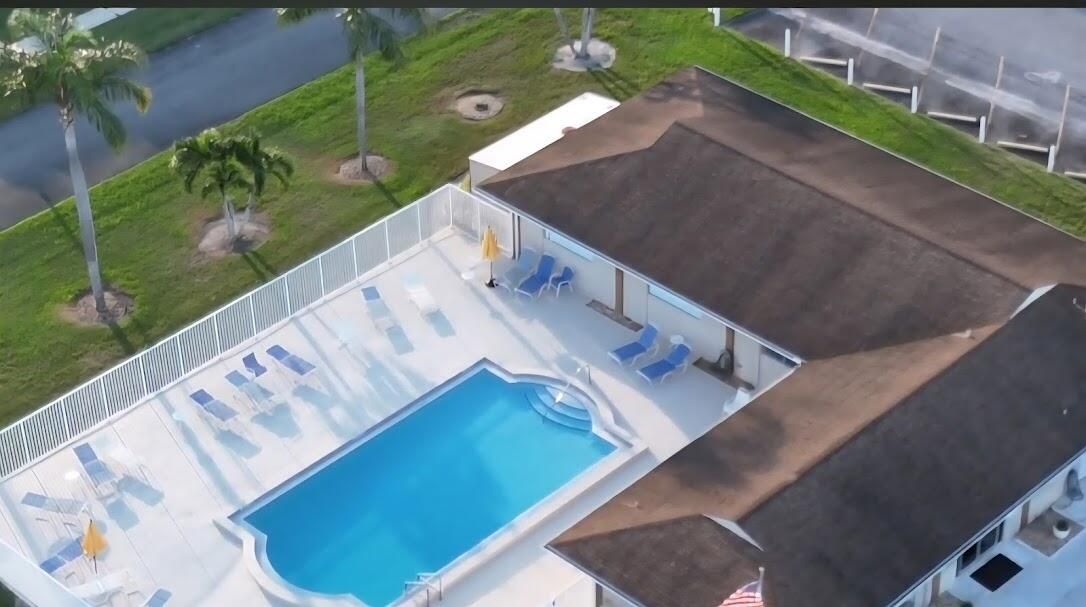 Active With Contract: $129,800 (2 beds, 1 baths, 728 Square Feet)