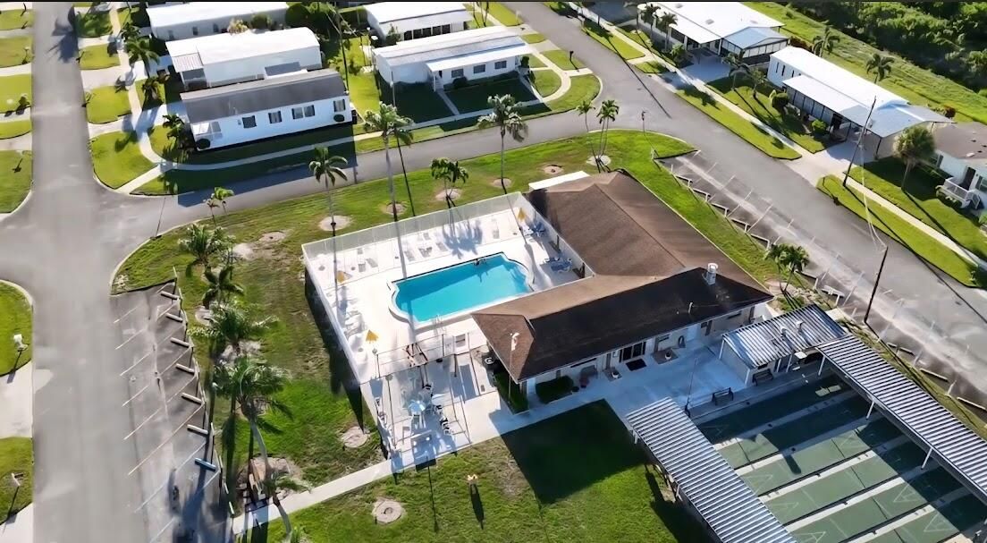 Active With Contract: $129,800 (2 beds, 1 baths, 728 Square Feet)