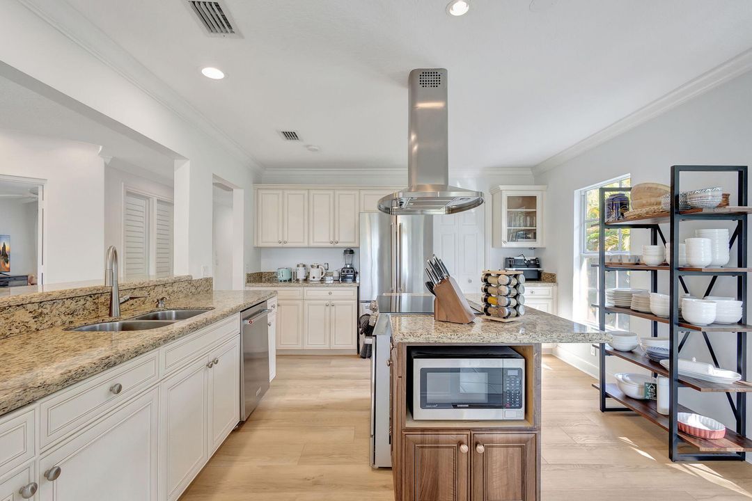 Active With Contract: $15,000 (4 beds, 4 baths, 2401 Square Feet)