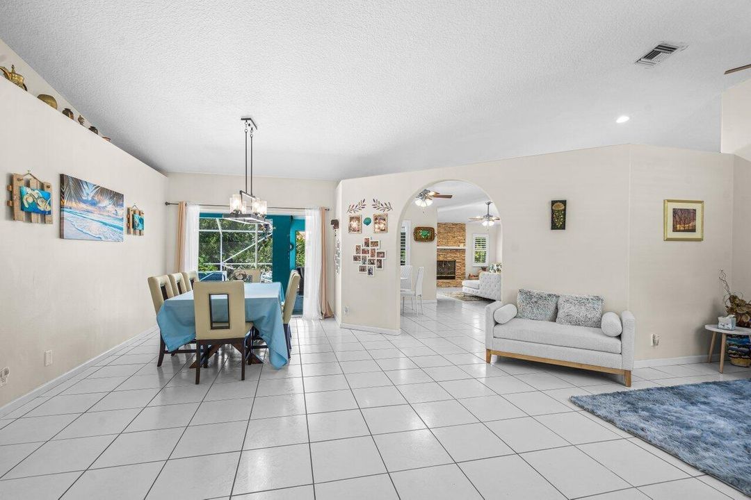 Activo con contrato: $689,999 (3 camas, 2 baños, 2081 Pies cuadrados)