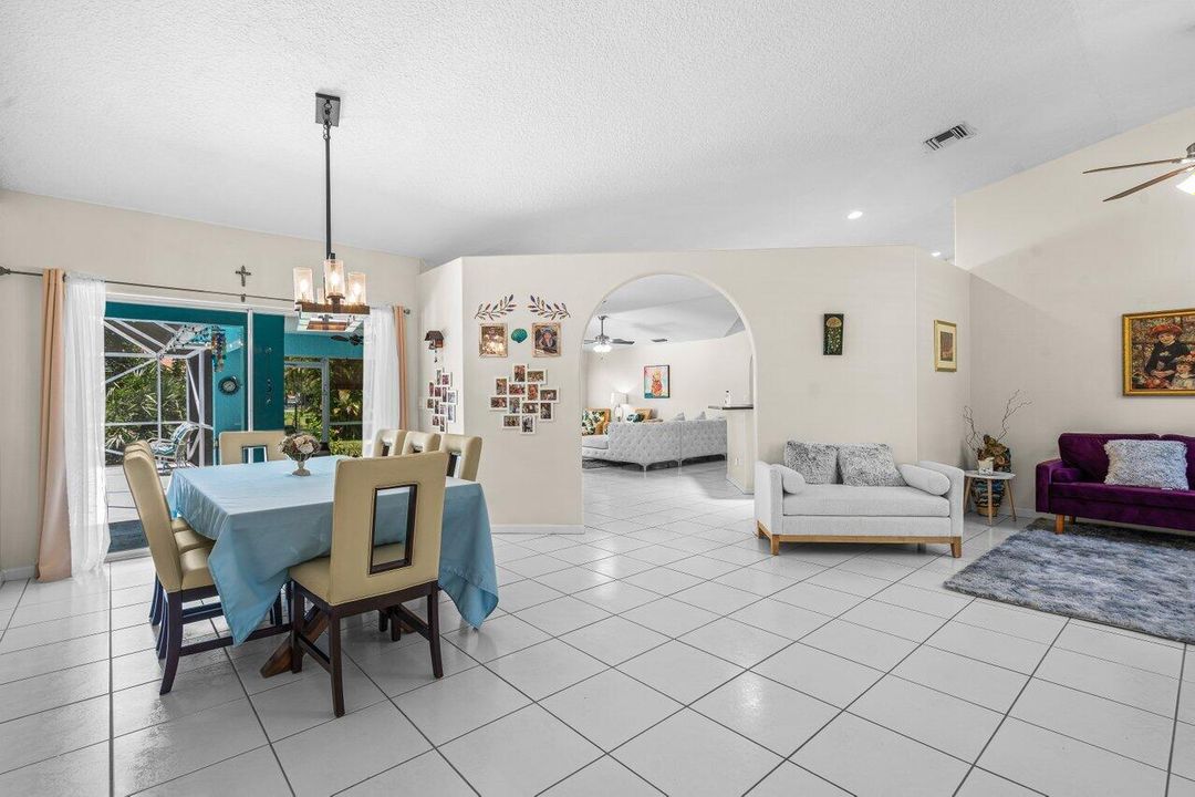 Activo con contrato: $689,999 (3 camas, 2 baños, 2081 Pies cuadrados)