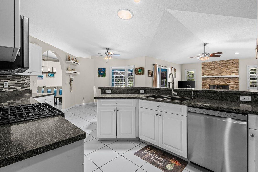 Activo con contrato: $689,999 (3 camas, 2 baños, 2081 Pies cuadrados)