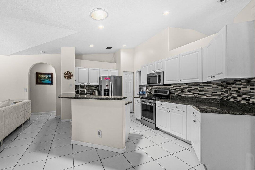 Activo con contrato: $689,999 (3 camas, 2 baños, 2081 Pies cuadrados)