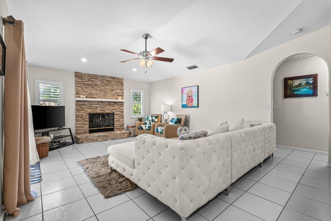 Activo con contrato: $689,999 (3 camas, 2 baños, 2081 Pies cuadrados)