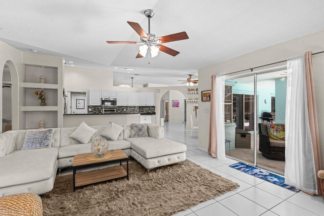 Activo con contrato: $689,999 (3 camas, 2 baños, 2081 Pies cuadrados)