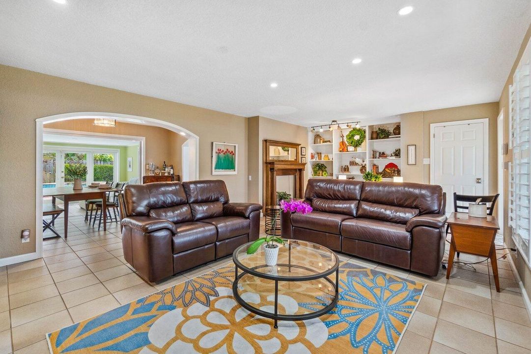 合同活跃: $769,000 (3 贝兹, 2 浴室, 1541 平方英尺)