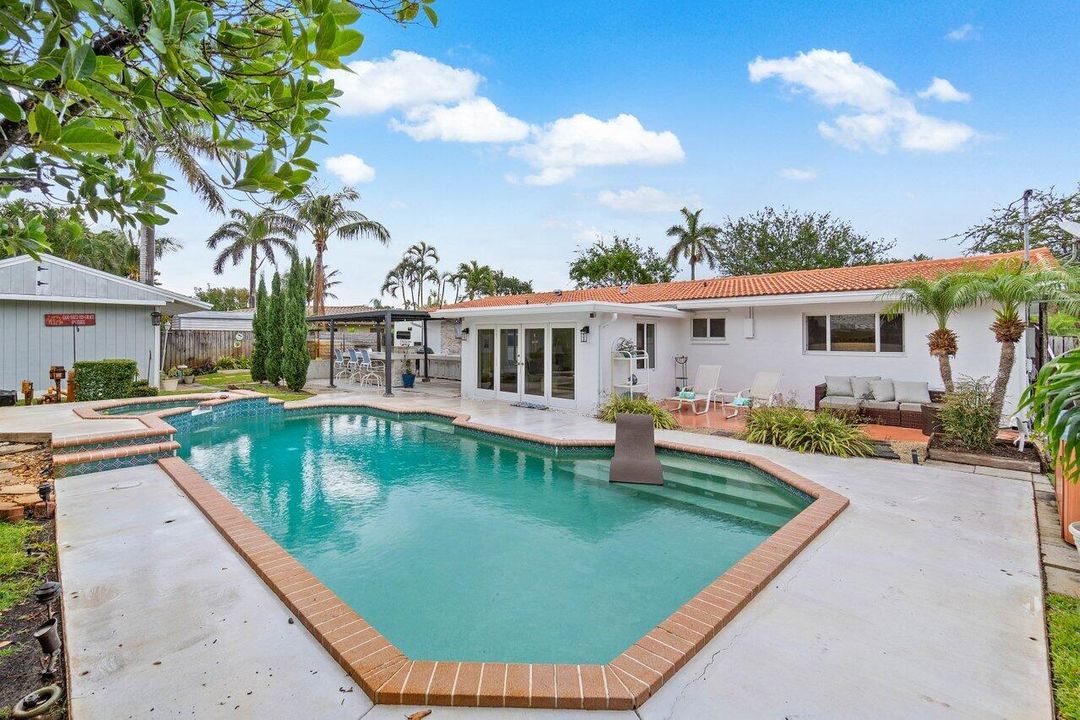 合同活跃: $769,000 (3 贝兹, 2 浴室, 1541 平方英尺)