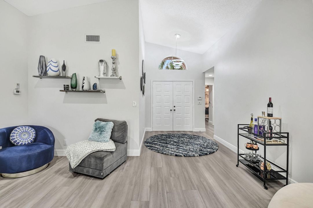 合同活跃: $5,300 (3 贝兹, 2 浴室, 2187 平方英尺)