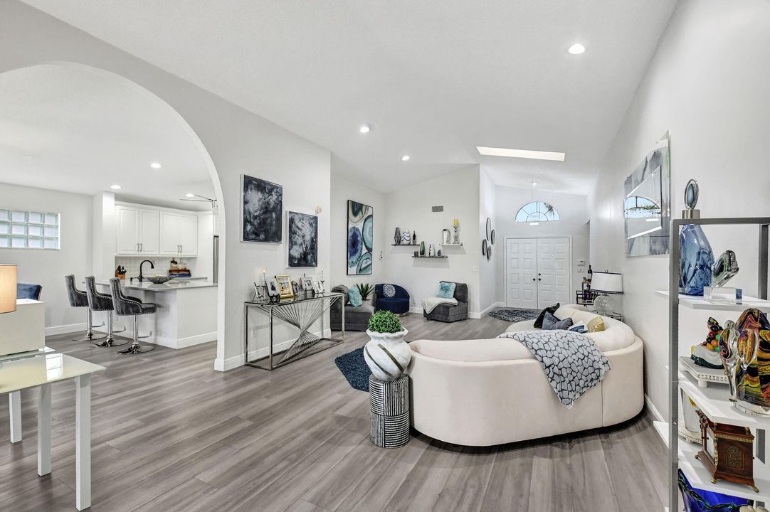 合同活跃: $5,300 (3 贝兹, 2 浴室, 2187 平方英尺)