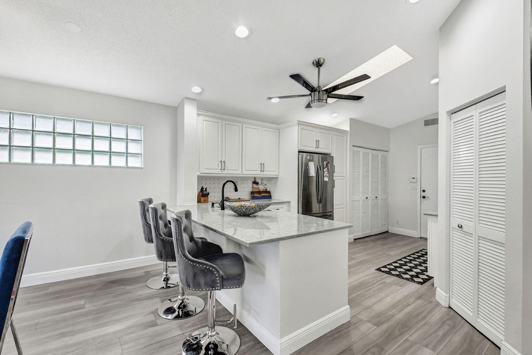 合同活跃: $5,300 (3 贝兹, 2 浴室, 2187 平方英尺)