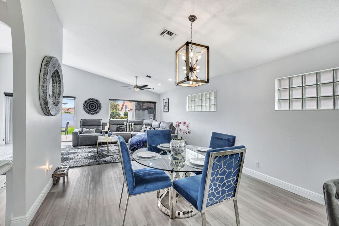 合同活跃: $5,300 (3 贝兹, 2 浴室, 2187 平方英尺)