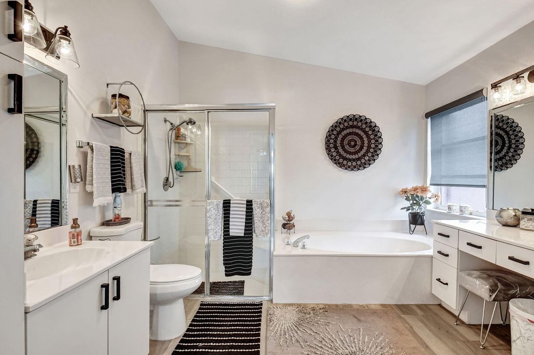 合同活跃: $5,300 (3 贝兹, 2 浴室, 2187 平方英尺)