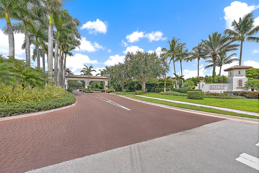 合同活跃: $1,045,000 (4 贝兹, 2 浴室, 2334 平方英尺)