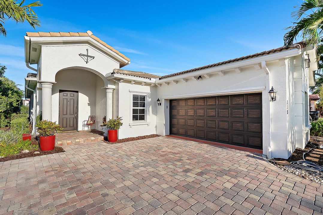 合同活跃: $1,045,000 (4 贝兹, 2 浴室, 2334 平方英尺)