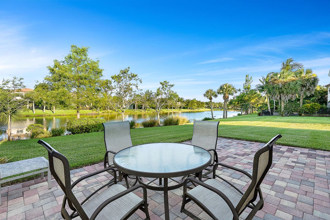 合同活跃: $1,045,000 (4 贝兹, 2 浴室, 2334 平方英尺)