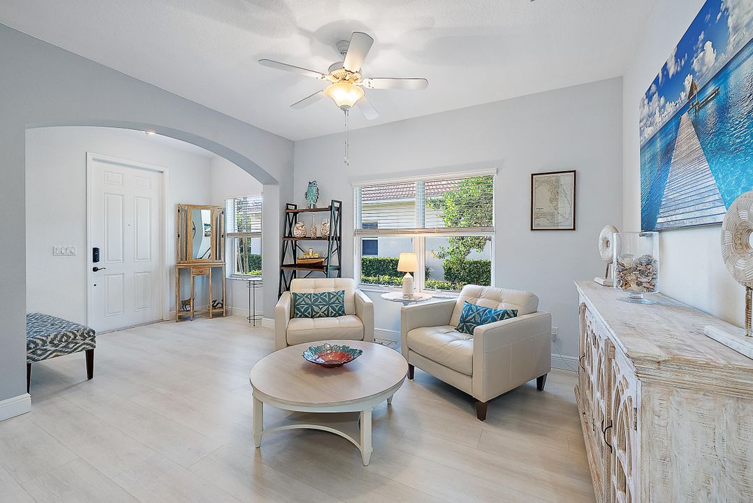 合同活跃: $1,045,000 (4 贝兹, 2 浴室, 2334 平方英尺)